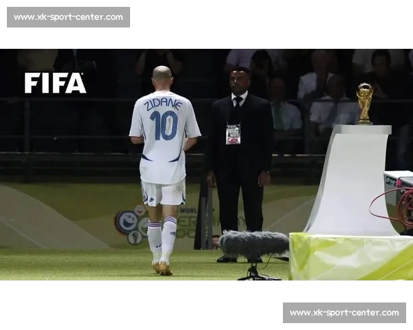 2004年，齐达内的一次飞踹，让多少人心碎